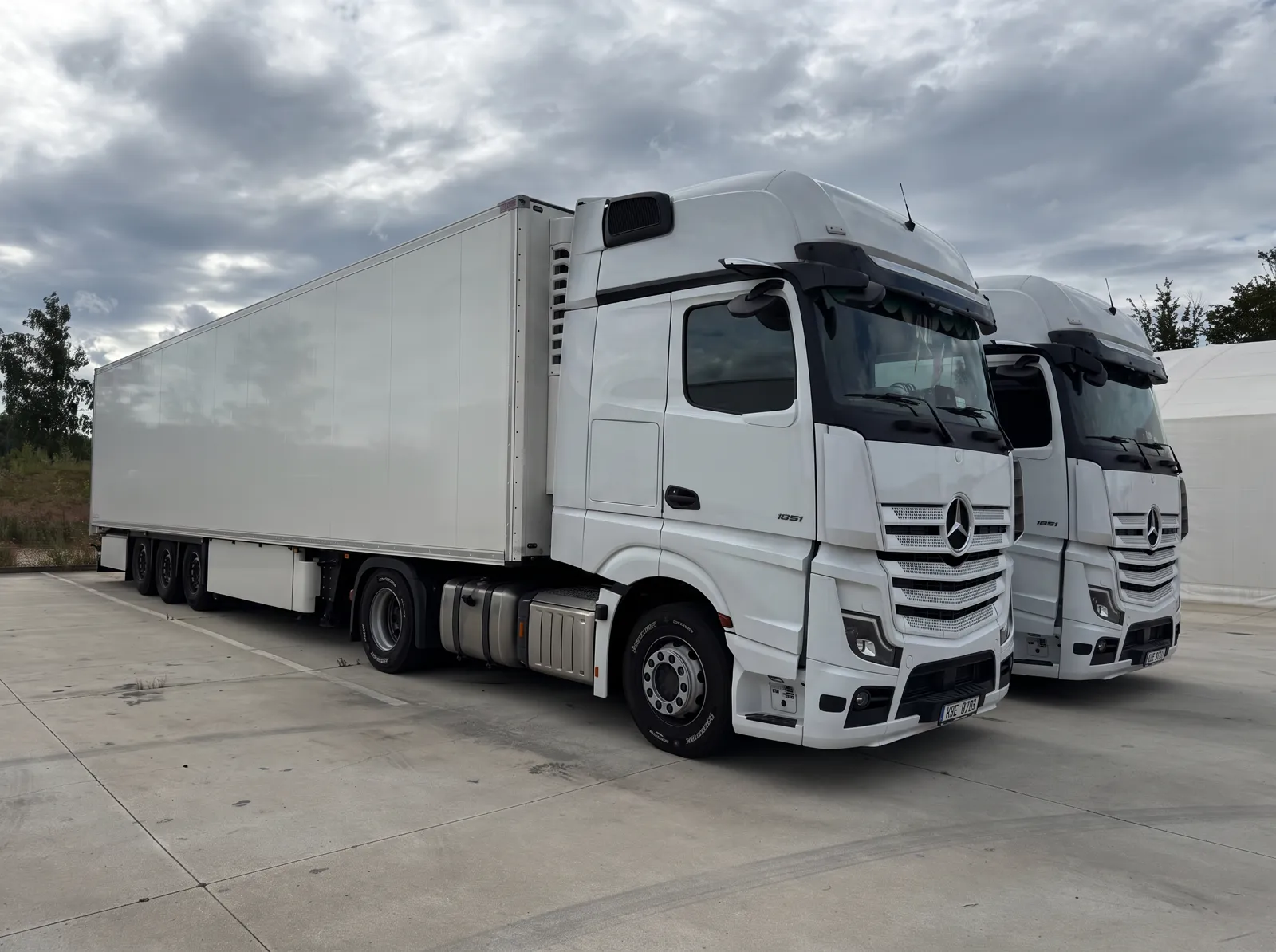 Chladírenský návěs Schmitz Cargobull S.KO s tahačem připravený k zapůjčení